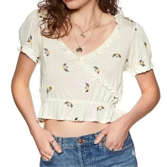 Free People Women’s Cream full bloom embroidered crop top Ruffle Small NWT - Picture 3 of 9